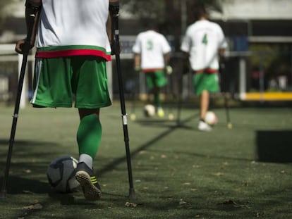 Um dos futebolistas do Guerreros Aztecas do México