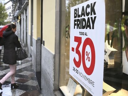 Compradores frente a los comercios con ofertas por el 'black friday'