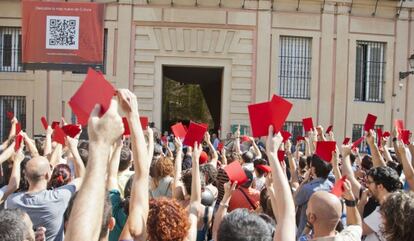 Imagen cedida por la plataforma ActuAcci&oacute;n que muestra a los miembros manifest&aacute;ndose frente a la sede de la Consejer&iacute;a de Cultura en Sevilla.
