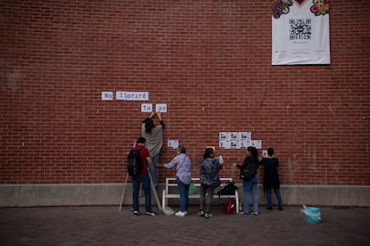 Madres y familiares de desaparecidos pegan fichas de búsqueda en el 'Muro de la Memoria' en la Plazuela Bicentenario de la capital del Estado.