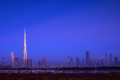Con sus 828 metros, Burj Khalifa es el edificio más alto del mundo: 160 pisos. En la planta 124 hay un mirador para los turistas y otras 39 plantas las ocupa el hotel Armani.