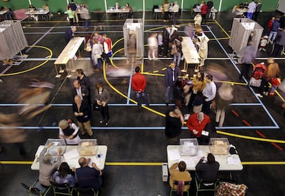 Multitud de personas han ejercido su derecho al voto, en Navara. En la imagen, ambiente en un centro electoral de Pamplona.