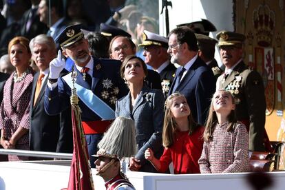 Los Reyes y sus hijas, la princesa de Asturias y la infanta Sofía, observan la exhibición aérea.