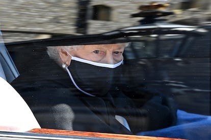 Elizabeth II, na sua chegada à capela do castelo de Windsor para dar o último adeus a quem foi seu esposo durante 73 anos. A rainha vestida de luto ocultava sua dor com um máscara e seu chapéu.