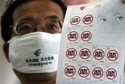 Un funcionario de Correos muestra el último producto de la campaña de propaganda contra el SARS: sellos.
