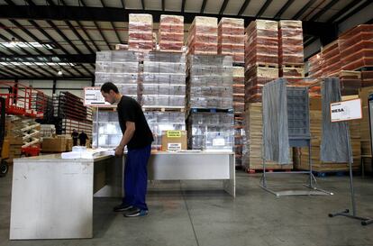 Urnas y papeletas preparadas para las votaciones del 26-J.
