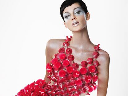 <b>Vestido <i>vintage</i> de Paco Rabanne realizado con ventosas fucsia. Anillo de plata y piedra rosa de Uno de 50</b>