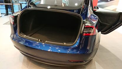 El Tesla Model 3 cuenta con un maletero trasero de generosas dimensiones, aunque como es lógico muy lejos del Model X o el Model S. En cualquier caso, más que suficiente en conjunto con el maletero delantero.