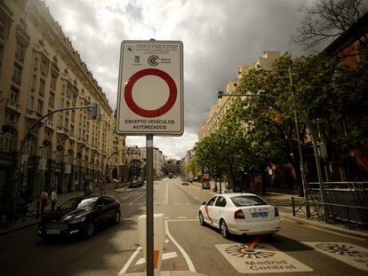 Señal de prohibido el acceso en el área de bajas emisiones Madrid Central.