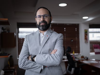 Andrés Camacho en su oficina en Bogotá (Colombia).