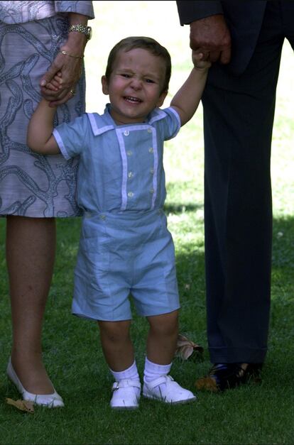 Pipe, como le llama su familia, y su hermana Victoria son los nietos que más trato tienen con el Rey emérito y los que más aficiones comparten con él porque también lo hace su madre, la infanta Elena. En la fotografía, con dos años, de la mano de sus abuelos en Palma de Mallorca.