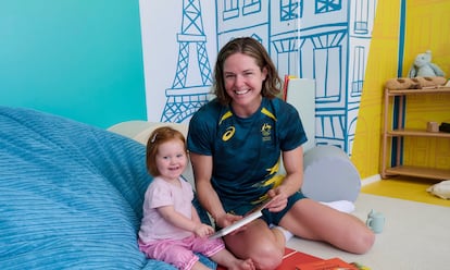 Keesja Gofers y su hija, Teleri, en una guardería de Villa Olímpica antes de competir por Australia en el torneo de waterpolo femenino en los Juegos Olímpicos de París 2024.