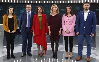 Irene Montero, Aitor Esteban, Maria Jesús Montero, Cayetana Álvarez de Toledo, Inés Arrimadas y Gabriel Rufian, poco antes del debate electoral en TVE.