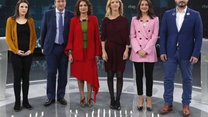 Irene Montero, Aitor Esteban, Maria Jesús Montero, Cayetana Álvarez de Toledo, Inés Arrimadas y Gabriel Rufian, poco antes del debate electoral en TVE.