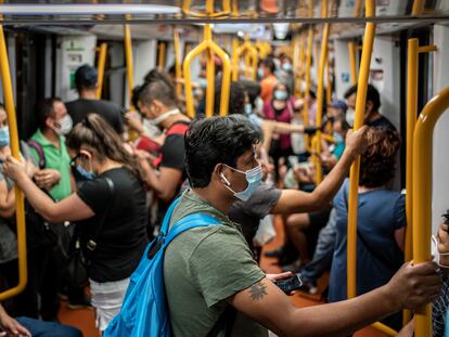 Decenas de pasajeros en los vagones de uno de los trenes de la línea 6 del metro de Madrid.