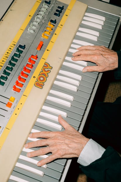 Las manos de Bryan Ferry se posan sobre un piano de su estudio en Londres.