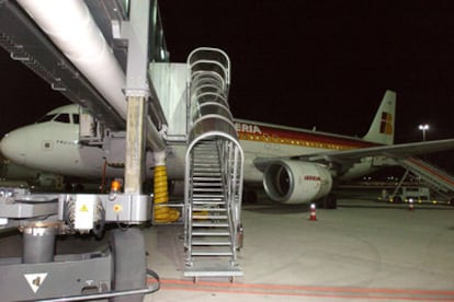 Preparativos del primer vuelo de Iberia atracado en la nueva T4 de Barajas.