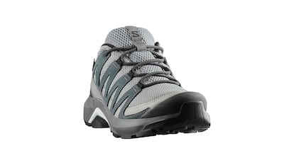 Zapatillas Salomon para mujer sobre fondo blanco.