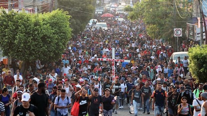 Migrantes caminan en una caravana que se dirige a Ciudad de México, desde Tapachula, Chiapas.