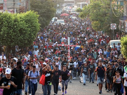 Migrantes caminan en una caravana que se dirige a Ciudad de México, desde Tapachula, Chiapas.