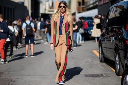 Los trajes de dos piezas más atrevidos y con reminiscencias a los 70 los firma Gucci, como este que llevó la editora de moda alemana, Veronika Heilbrunner durante el mes de las semanas de la moda.