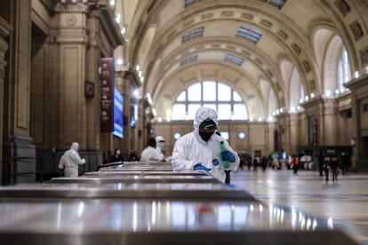 Un empleado de limpieza desinfecta la entrada a la estación ferroviaria de Constitución en la ciudad de Buenos Aires (Argentina), el 24 de abril.
