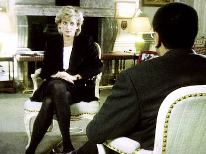 La entrevista que Diana de Gales concedió al periodista Martin Bashir en el programa ‘Panorama’ de la BBC en noviembre de 1995 fue calificada como “la exclusiva del siglo” por los medios británicos. Una charla en la que la princesa habló de sus miedos, su necesidad de ser escuchada y las infidelidades de ambos, tres años después de separarse de Carlos de Inglaterra, y que dejó frases memorables como “Éramos tres en este matrimonio. Estaba un poco superpoblado”. La pareja firmó el divorcio poco después, en agosto de 1996, tras 15 años de matrimonio. A finales de 2020, se destapó toda una trama de chantajes y mentiras usadas para convencer a Diana de que concediera la entrevista, hasta el punto de que la BBC se vio obligada a pedir disculpas.