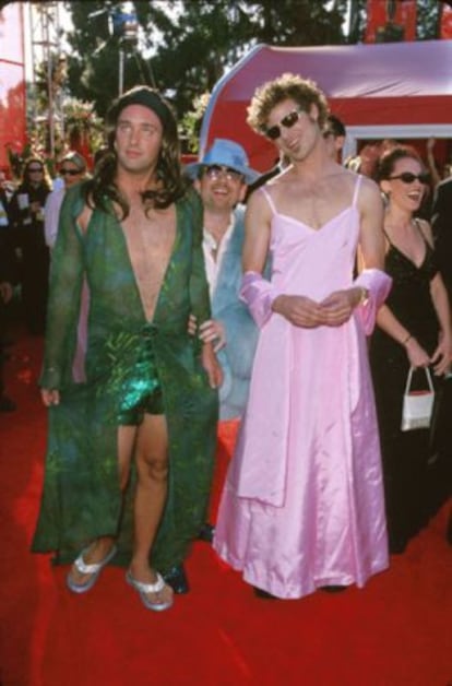Trey Parker y Matt Stone, travestidos en los Oscar de 2000.