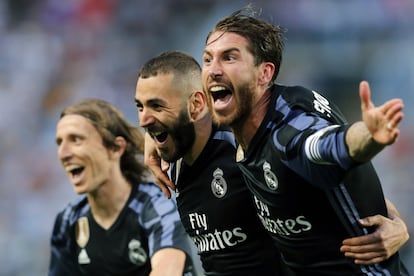 El delantero francés del Madrid Karim Benzema celebra su gol, segundo del equipo ante el Málaga, con su compañero Sergio Ramos.