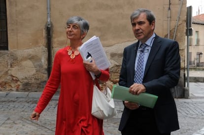 La exdirectora del Museo Esteban Vicente Ana Martínez de Aguilar, junto con el gerente Luis Miguel del Pozo.
