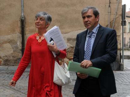 La exdirectora del Museo Esteban Vicente Ana Mart&iacute;nez de Aguilar, junto con el gerente Luis Miguel del Pozo.