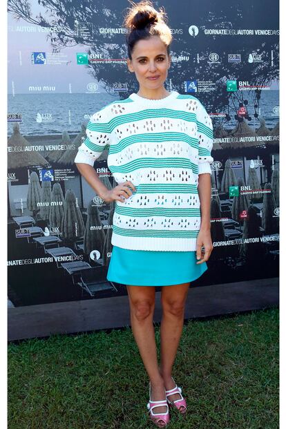 Elena Anaya posando en el photocall de The Memory Of Water con un veraniego conjunto de rayas.