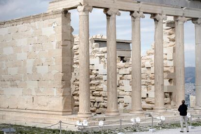 El presidente de los Estados Unidos, Barack Obama, contempla el Erechtheion durante su visita al Acrópolis de Atenas (Grecia), el 16 de noviembre de 2016.