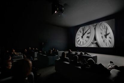 La puesta en escena del video permanece inalterable all&aacute; donde recala: unos sof&aacute;s de cuero blanco en una sala oscura se orientan hacia una pantalla grande. La imagen pertenece a la muestra londinense.