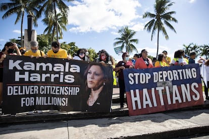 Manifestantes protestan contra las políticas migratorias demócratas en octubre de 2021 en Miami, Florida. 