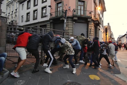Manifestantes intentan derribar un cerco en los alrededores del palacio de Gobierno de Carondelet, en Quito, el 17 de junio de 2022.