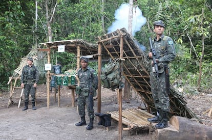 Militares brasileños durante ejercicio militar en Amazonía.