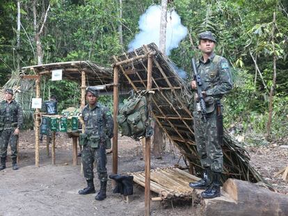 Militares brasileiros durante exerc&iacute;cio militar na Amaz&ocirc;nia.