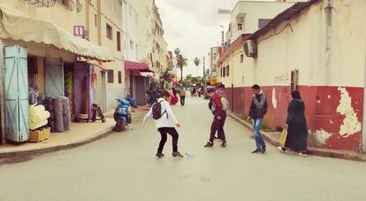 Escolares juegan en la calle al salir de clase.