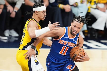 Andrew Nembhard defendiendo a Jalen Brunson este sábado.