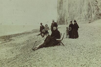 Julio Verne y su mujer Honorine de Fraysse de Viane (a su espalda), en una playa de Nantes con unos amigos.