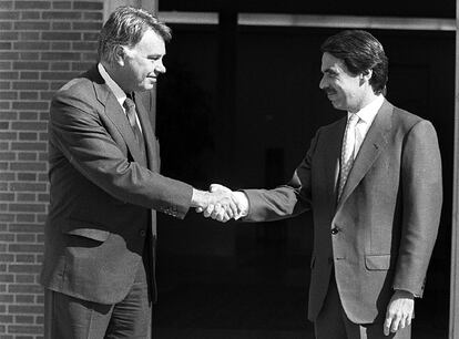 Los ex presidentes Felipe González y José María Aznar, en una reunión en 1977.