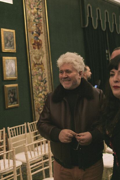 Como viene siendo costumbre, el desfile de Palomo se convirtió en un verdadero acto social de la noche madrileña, que no se quisieron perder Pedro Almodóvar, Rossy de Palma, Pelayo Díaz o Cristina Cifuentes, entre muchos otros.