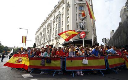 Ambiente en los alrededores del Congreso de los Diputados. La multitud espera la llegada del rey Felipe VI.