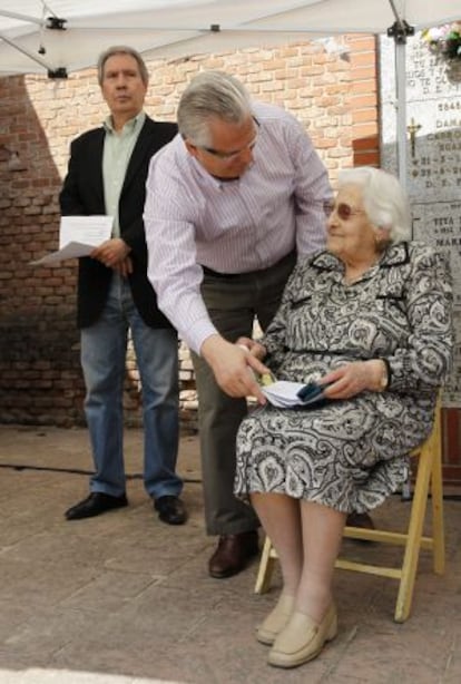 Baltasar Garzón saluda a Teófila Herreruela durante el homenaje hoy a los fusilados en la tapia del cementerio de La Almudena.