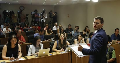 El presidente de Ciudadanos, Albert Rivera, durante la rueda de prensa que ha ofrecido hoy en el Congreso. 