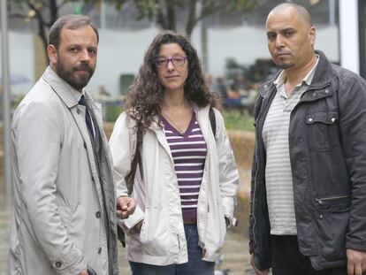 De izquierda a derecha, el abogado Aitor González, Vicky Molina y R. E, uno de los afectados
