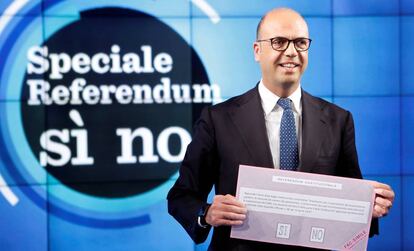 El Ministro de Interior de Italia, Angelino Alfano, muestra una papeleta en un programa de televisión.