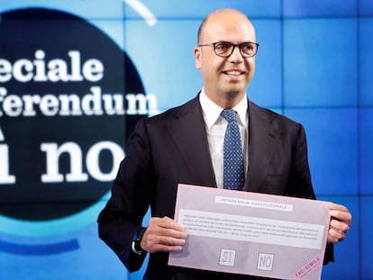 El Ministro de Interior de Italia, Angelino Alfano, muestra una papeleta en un programa de televisión.