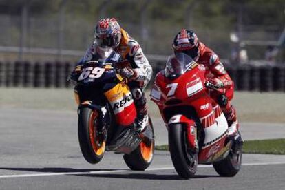 Nicky Hyden (a la izquierda), el mejor tiempo, supera a Carlos Checa en un entrenamiento en Laguna Seca.